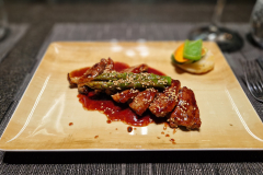 Tenero filetto di anatra con asparagi, salsa di soia e mirtilli rossi