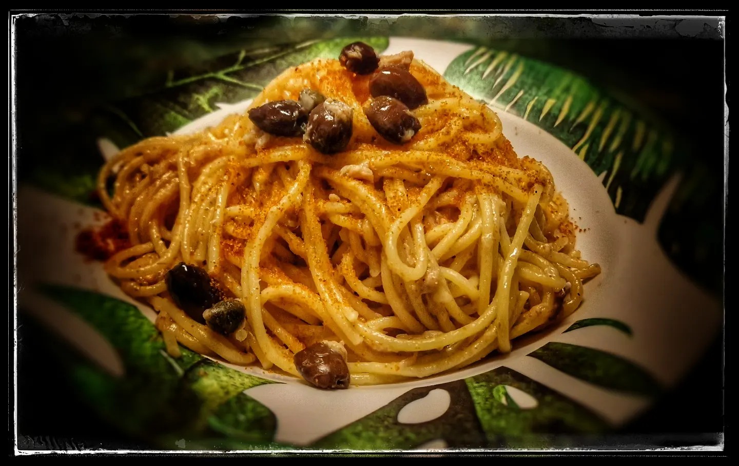 SPAGHETTI AL TONNO AROMATIZZATO ALLA SALVIA CON OLIVE TAGGIASCHE E BOTTARGA
